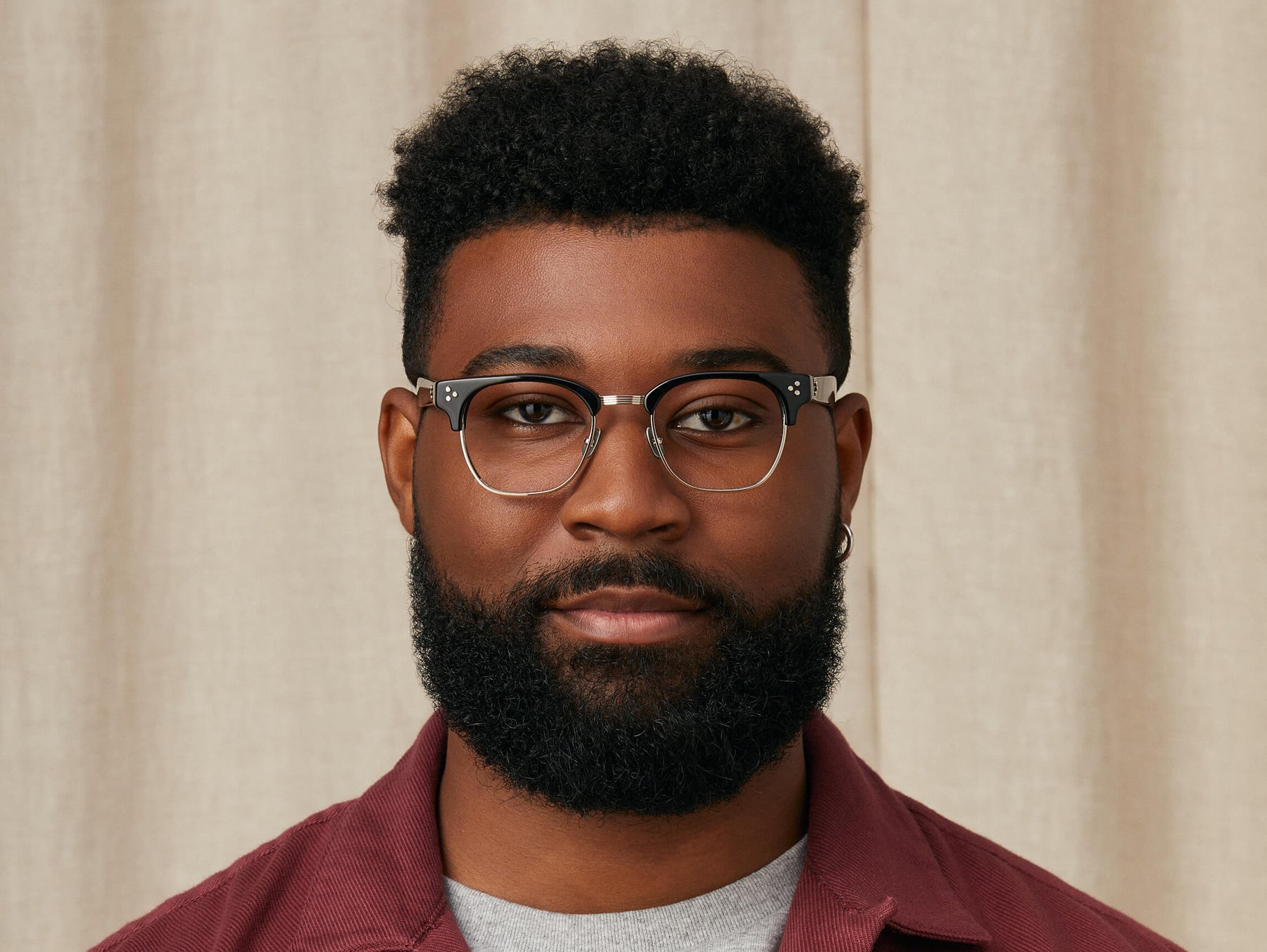 Model is wearing The TINIF in size 48 in Black/Silver