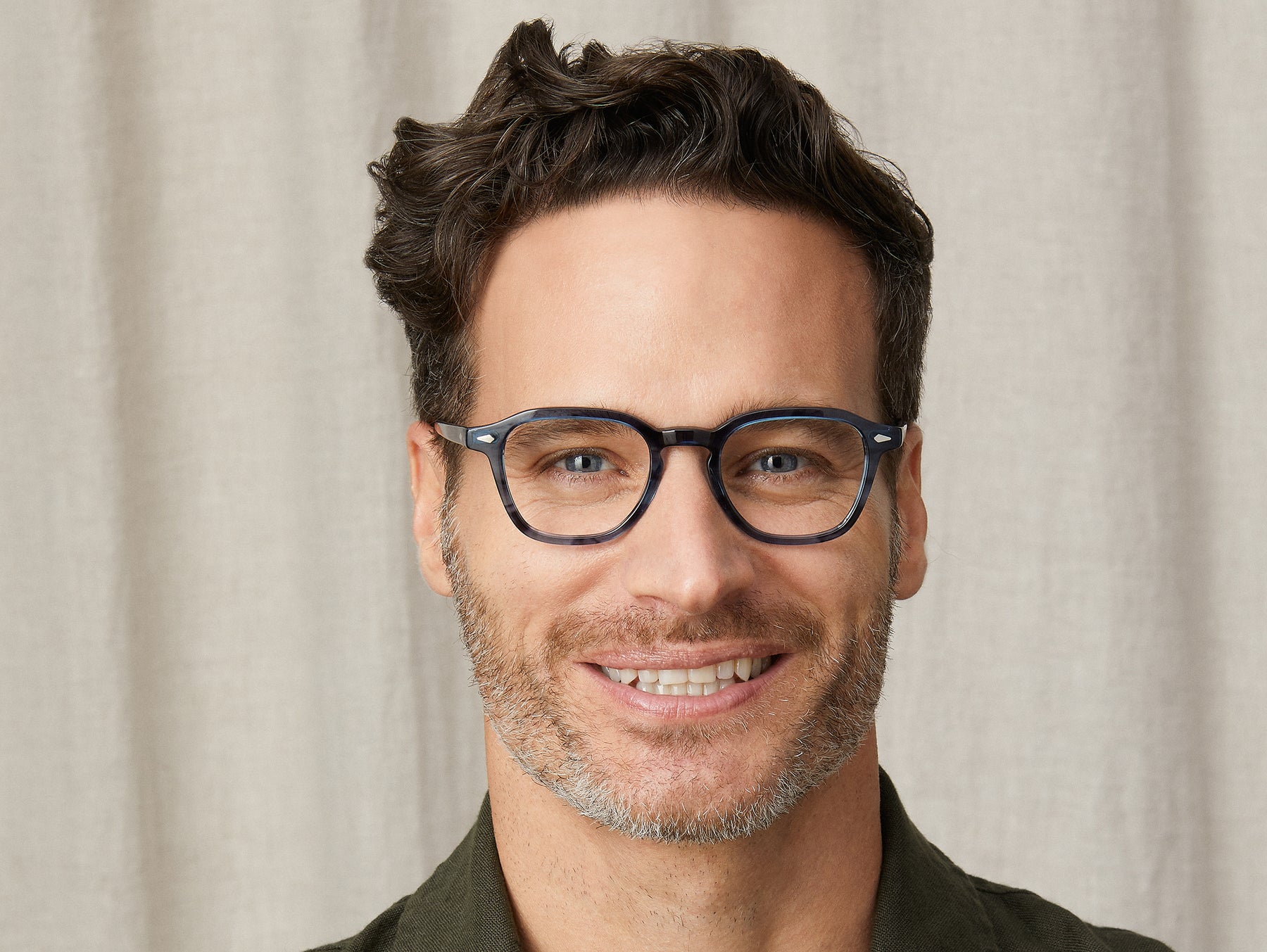 Model is wearing The VANTZ in size 47 in Ink