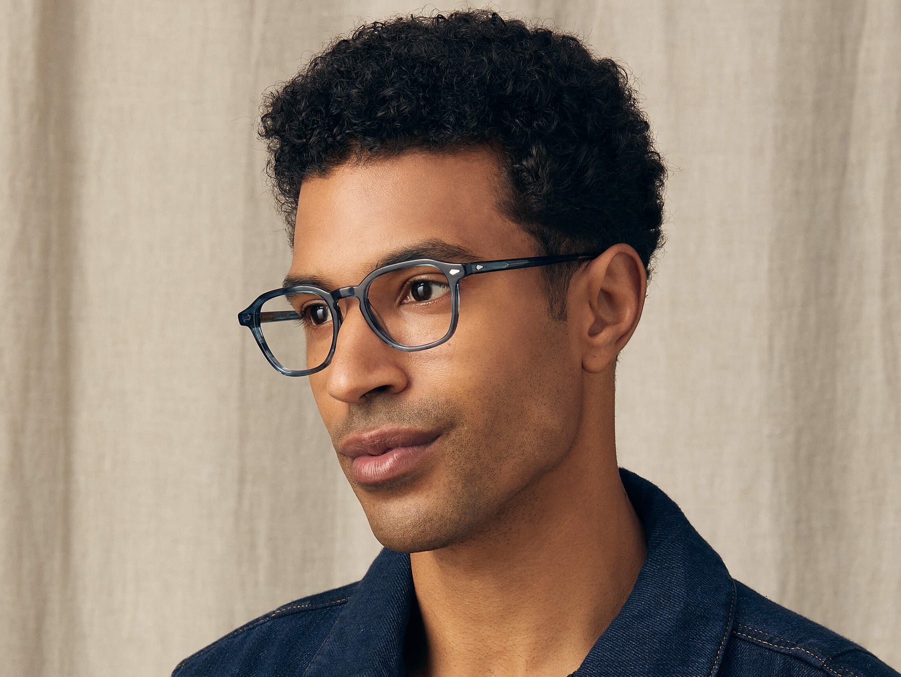 Model is wearing The VANTZ in size 47 in Ink