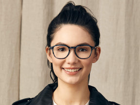 Model is wearing The VANTZ in size 50 in Ink