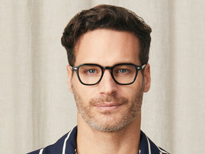 Model is wearing The VANTZ in size 47 in Black