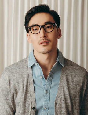 Model is wearing The VILDA in size 48 in Tortoise