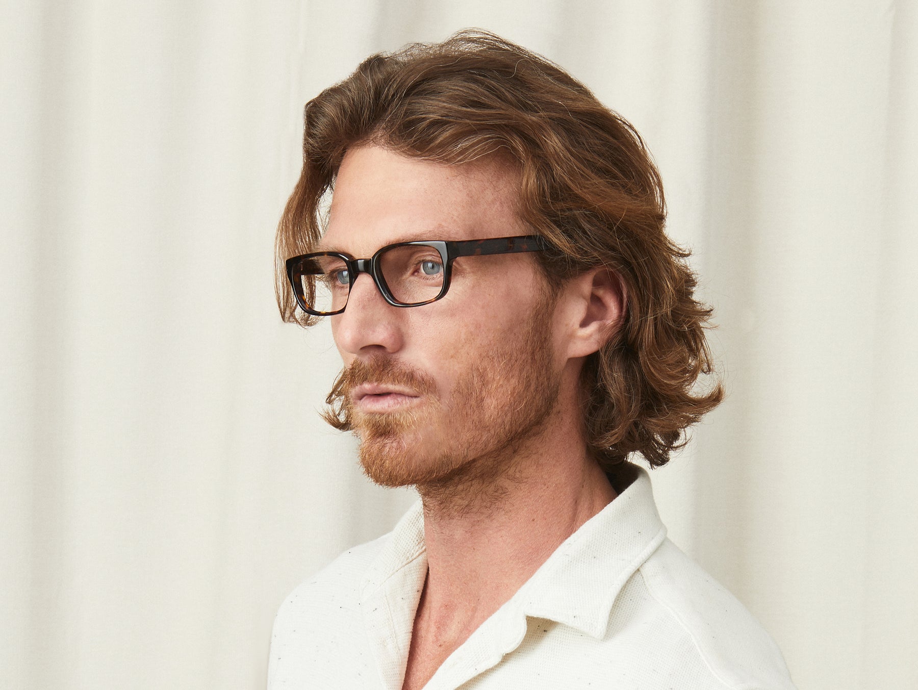 Model is wearing The ZELIG in size 48 in Tortoise