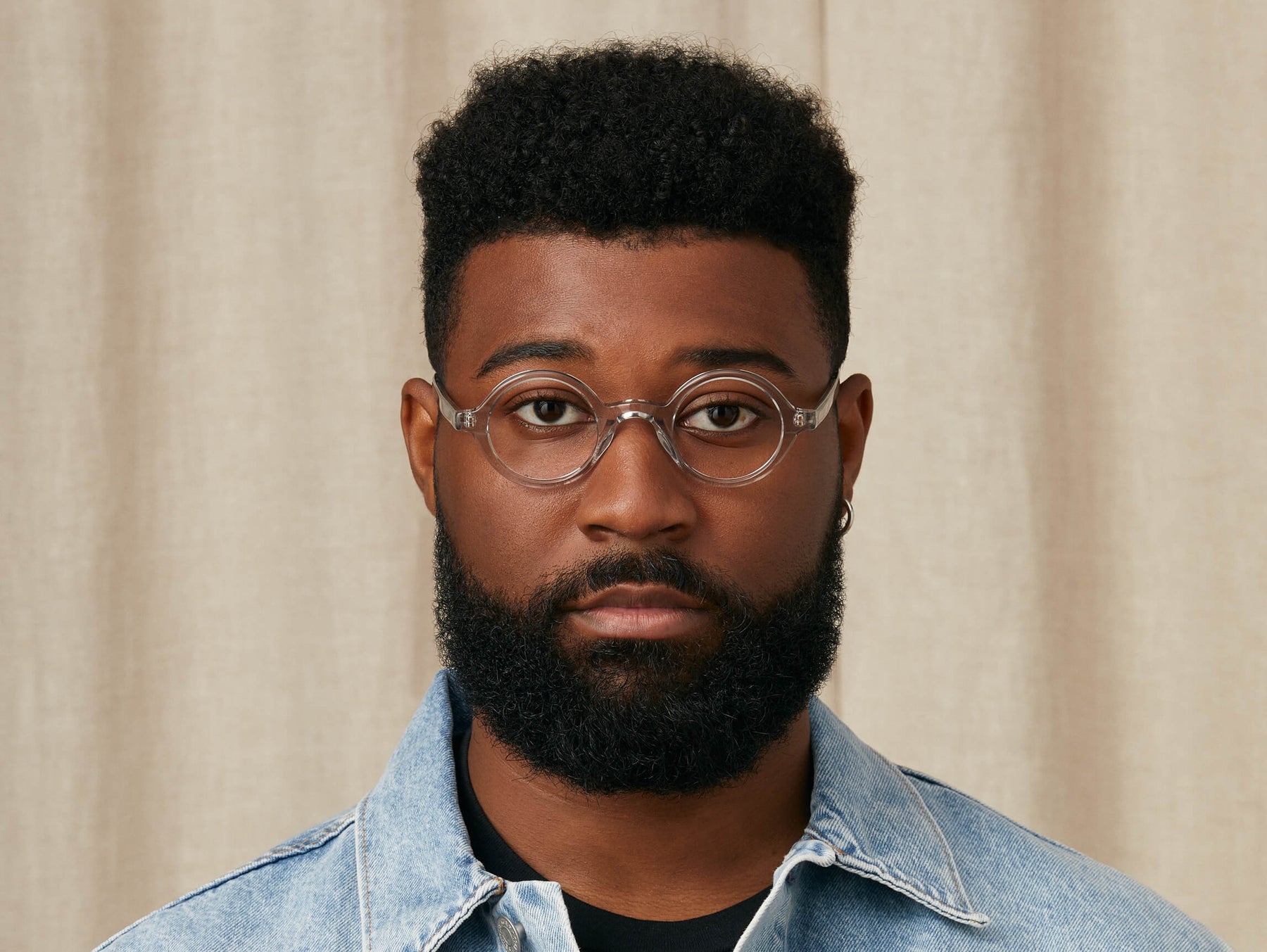 Model is wearing The ZOLMAN in size 42 in Light Grey