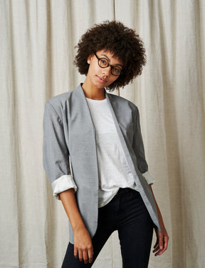 Model is wearing The ZOLMAN in size 42 in Olive/Tortoise