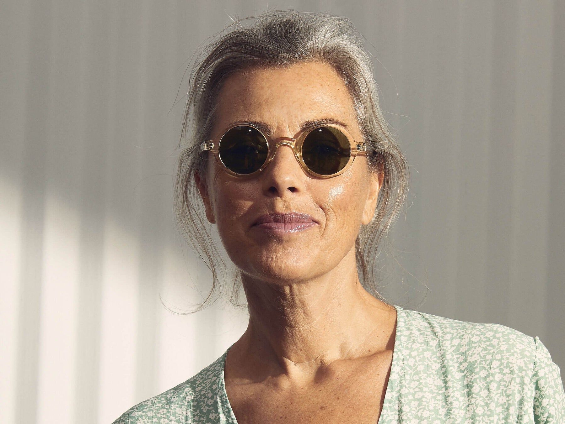 Model is wearing The ZOLMAN SUN in Flesh in size 42 with Calibar Green Glass Lenses